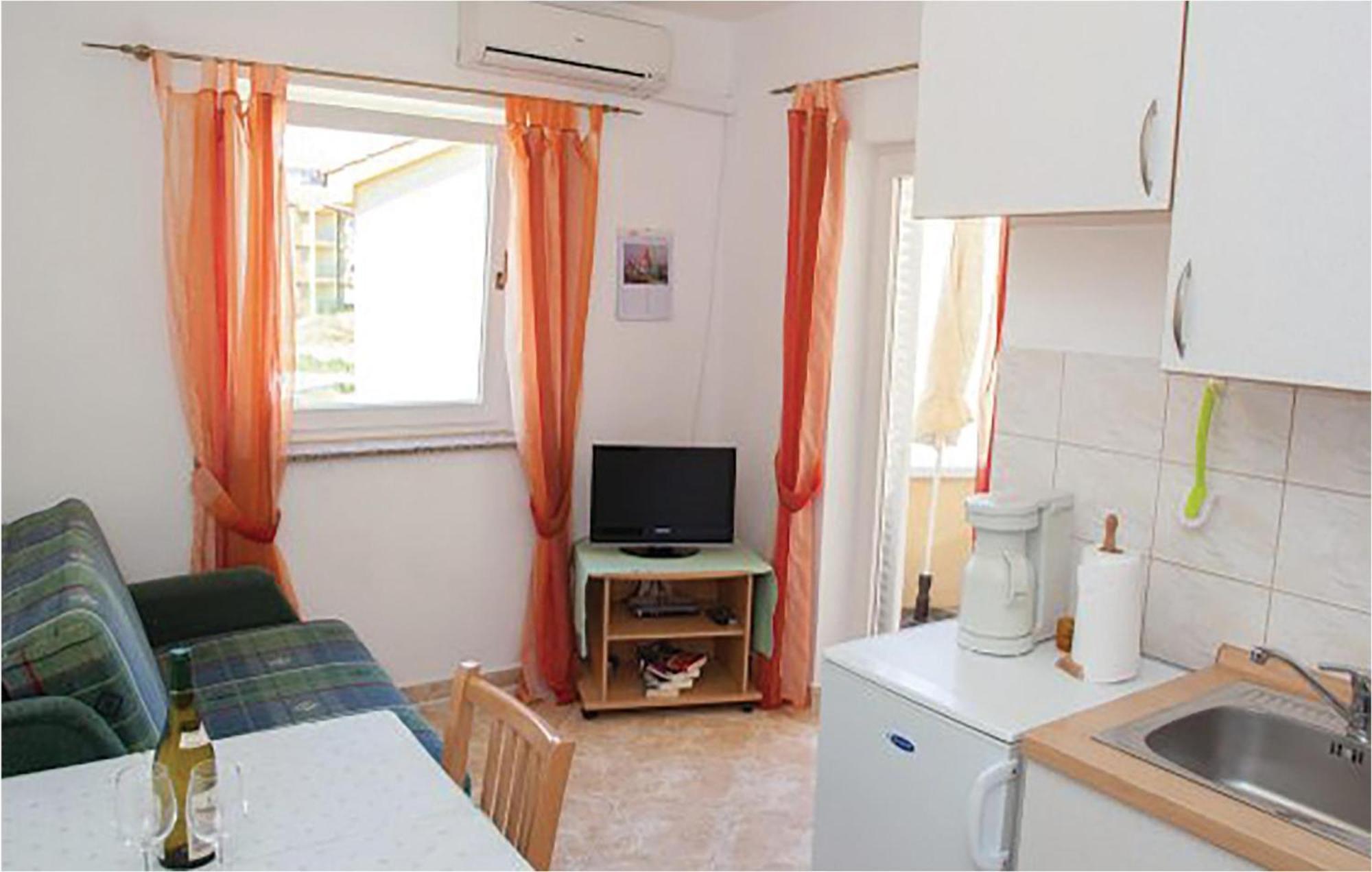 1 Bedroom Beautiful Apartment In Malinska Extérieur photo